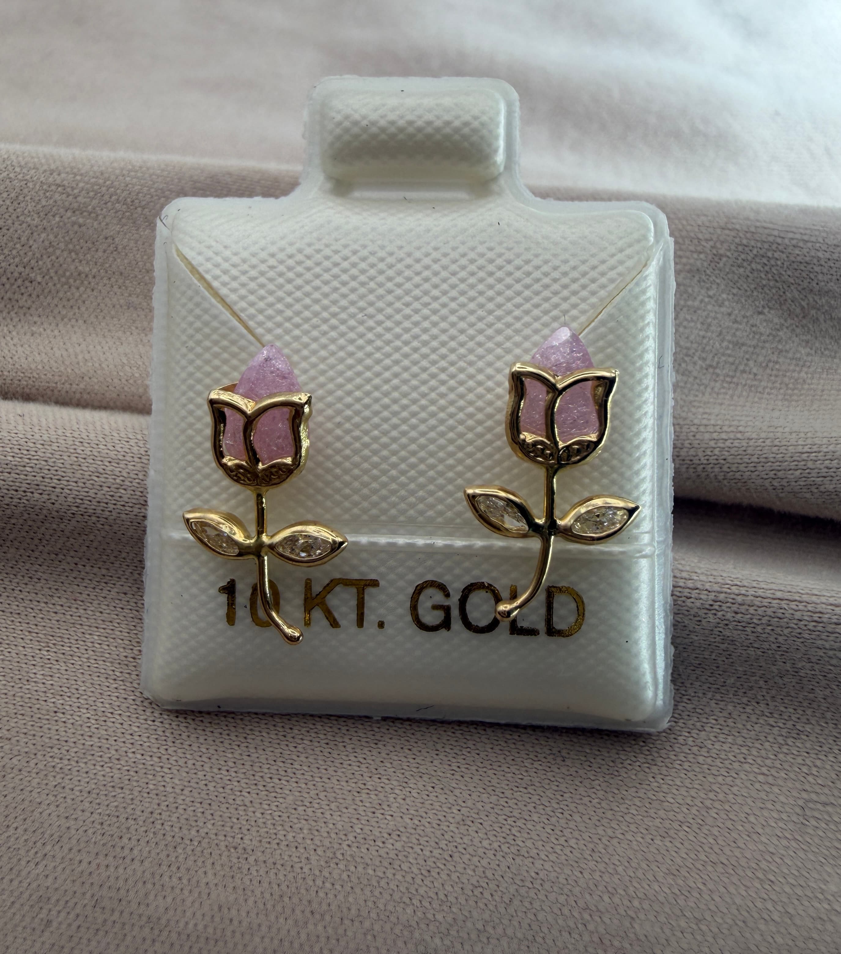 Broqueles Rosa en Flor — Oro 10k con Esmalte Rosa y Ópalo